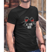 Laden Sie das Bild in den Galerie-Viewer, Wine loving best friends forever - T-Shirt Herren