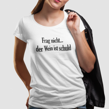 Laden Sie das Bild in den Galerie-Viewer, Frag nicht... der Wein ist schuld - T-Shirt Damen