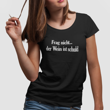 Laden Sie das Bild in den Galerie-Viewer, Frag nicht... der Wein ist schuld - T-Shirt Damen