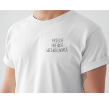 Laden Sie das Bild in den Galerie-Viewer, Friede Freude Weinschorle - T-Shirt Herren