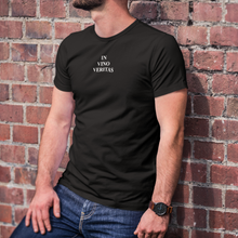 Laden Sie das Bild in den Galerie-Viewer, In vino veritas - T-Shirt Herren