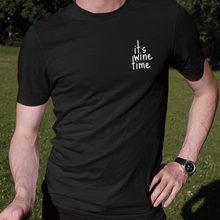Laden Sie das Bild in den Galerie-Viewer, It&#39;s wine time - T-Shirt Herren