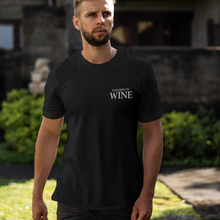 Laden Sie das Bild in den Galerie-Viewer, Powered by wine - T-Shirt Herren