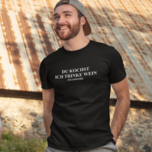 Laden Sie das Bild in den Galerie-Viewer, Du kochst, ich trinke Wein - T-Shirt Herren