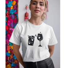Laden Sie das Bild in den Galerie-Viewer, Wein- und Käseliebe - T-Shirt Damen