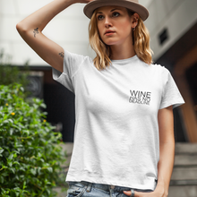 Laden Sie das Bild in den Galerie-Viewer, Wine has no deadline - T-Shirt Damen