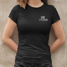 Laden Sie das Bild in den Galerie-Viewer, Wine is my boyfriend - T-Shirt Damen