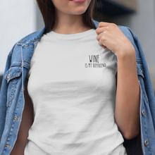 Laden Sie das Bild in den Galerie-Viewer, Wine is my boyfriend - T-Shirt Damen