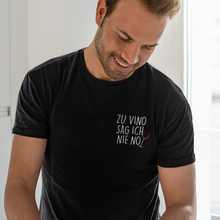 Laden Sie das Bild in den Galerie-Viewer, Zu vino sag ich nie no - T-Shirt Herren