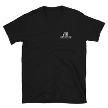 Laden Sie das Bild in den Galerie-Viewer, Wine is my boyfriend - T-Shirt Damen
