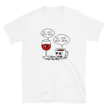 Laden Sie das Bild in den Galerie-Viewer, Sie liebt mich mehr / Kaffee oder Wein - T-Shirt Damen