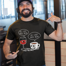Laden Sie das Bild in den Galerie-Viewer, Sie liebt mich mehr / Kaffee oder Wein - T-Shirt Herren