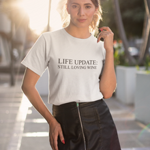 Laden Sie das Bild in den Galerie-Viewer, Still loving wine - T-Shirt Damen