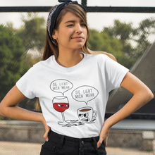 Laden Sie das Bild in den Galerie-Viewer, Sie liebt mich mehr / Kaffee oder Wein - T-Shirt Damen