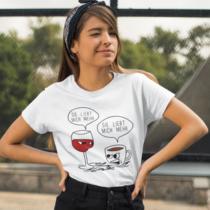 Sie liebt mich mehr / Kaffee oder Wein - T-Shirt Damen